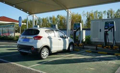 新能源汽车2700（新能源汽车270续航可以充电吗）-图1