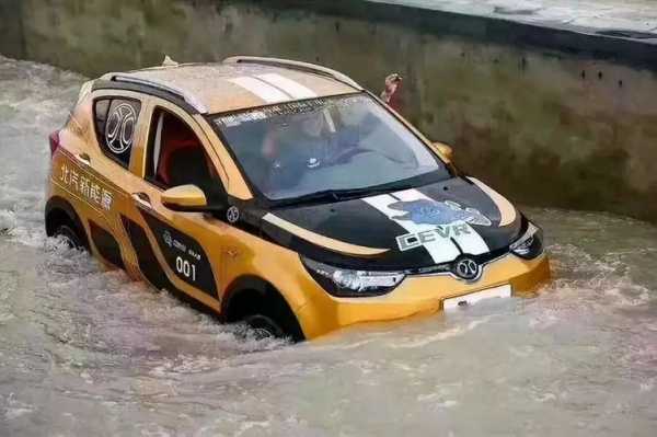 新能源汽车雨天行驶照片（新能源汽车下大雨天可以行驶吗）-图2