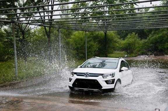 新能源汽车下大雨（新能源汽车下大雨淋了没事吧）-图3